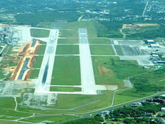 グアム国際空港上空